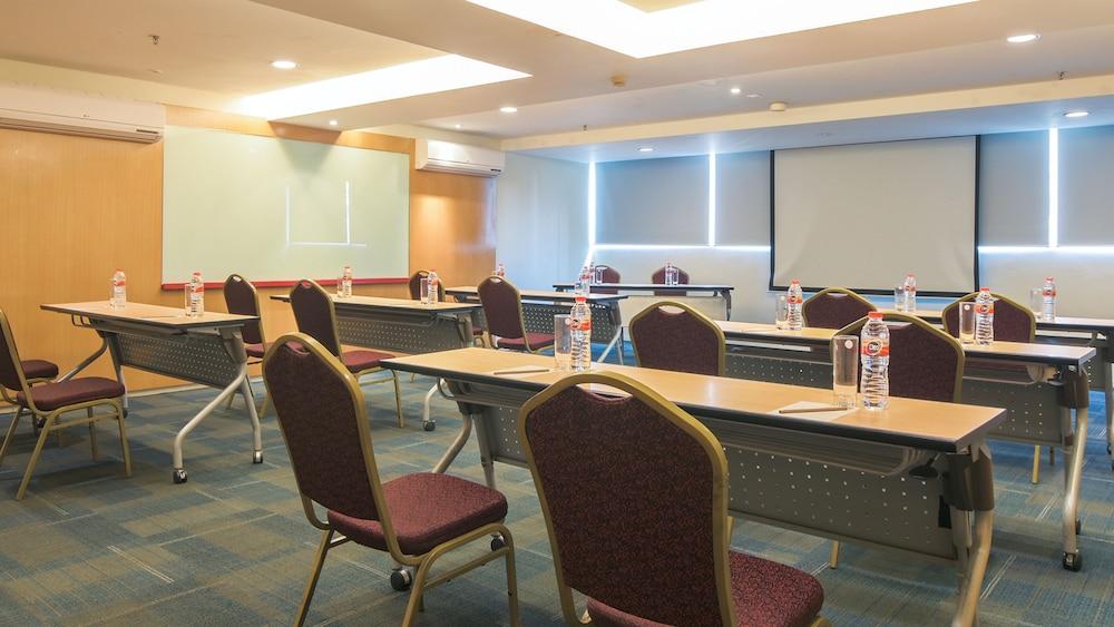1O1 Urban Jakarta Kelapa Gading Экстерьер фото